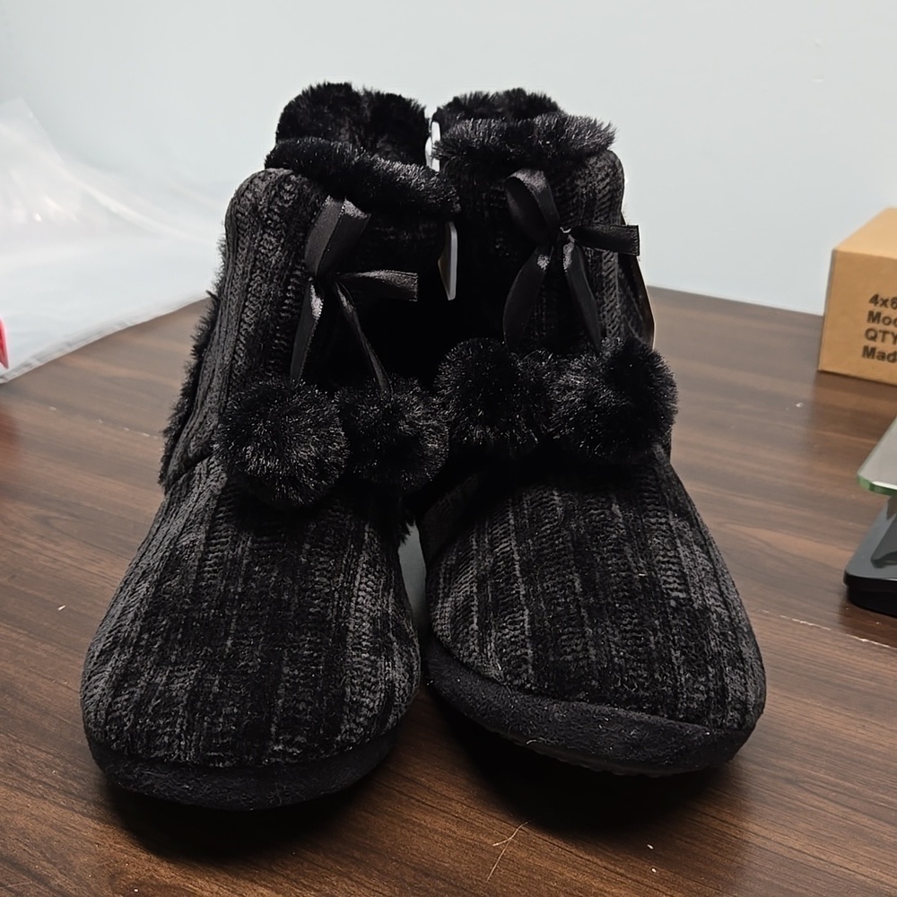 La Vie En Rose Black Faux Fur Lined Ankle Bootie Slippers